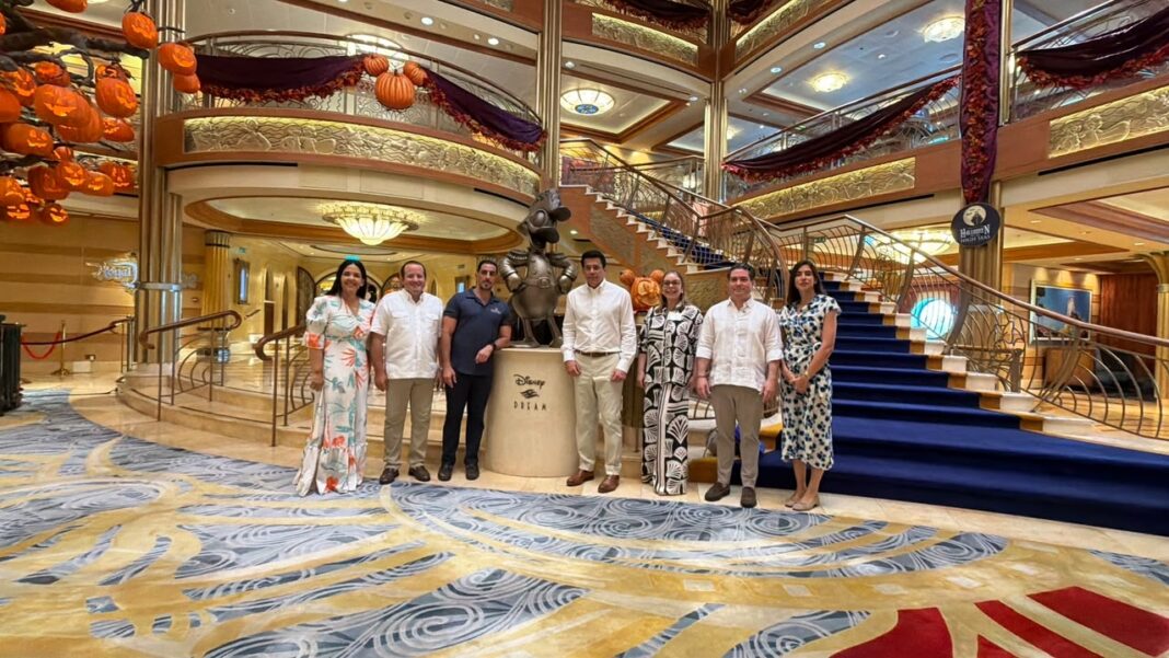 El ministro de Turismo, David Collado, encabeza la delegación que le da la bienvenida a los cruceritas que ayer llegaron a Puerto Plata por el puerto de Taíno Bay en los barcos Disney Dream y el Norwegian Prima con alrededor de unos 6 mil cruceristas y tripulantes.