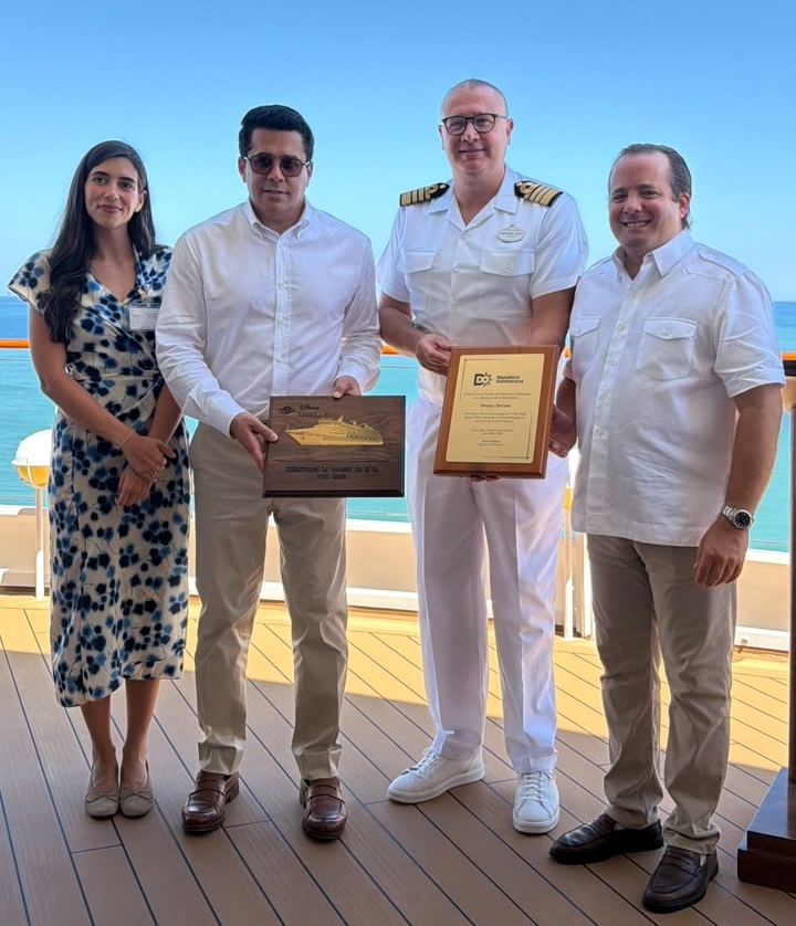 David Collado y José Paliza intercabian placas con el capitán del Disney Dream ayer la llegada del crucero al puerto Taíno Bay.