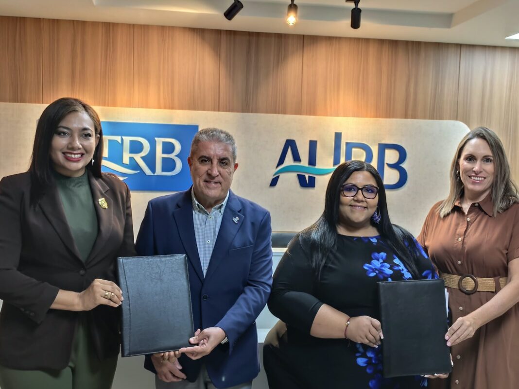 Amelia Reyes y Rita Pérez, presidenta y vicepresidenta de SODOMEDI respectivamente y Andrés Fernández y Ana García-Sotoca, presidente y directora ejecutiva de la AHRB y del CTRB tras la firma del acuerdo.