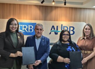 AHRB, CTRB y SODOMEDI unen fuerzas para potenciar la proyección de La Romana y la formación de los medios digitales Amelia Reyes y Rita Pérez, presidenta y vicepresidenta de SODOMEDI respectivamente y Andrés Fernández y Ana García-Sotoca, presidente y directora ejecutiva de la AHRB y del CTRB tras la firma del acuerdo.