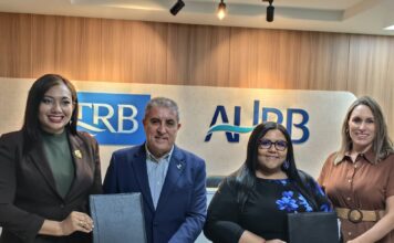 AHRB, CTRB y SODOMEDI unen fuerzas para potenciar la proyección de La Romana y la formación de los medios digitales Amelia Reyes y Rita Pérez, presidenta y vicepresidenta de SODOMEDI respectivamente y Andrés Fernández y Ana García-Sotoca, presidente y directora ejecutiva de la AHRB y del CTRB tras la firma del acuerdo.