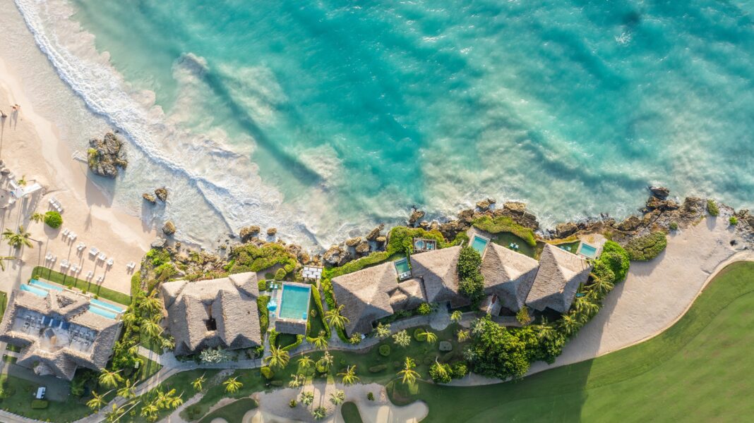 El hotel Eden Roc Cap Cana conserva por segundo año consecutivo sus dos Llaves MICHELIN y se posiciona como el mejor clasificado de República Dominicana en los Readers’ Choice Awards 2026, ocupando el sexto lugar entre los resorts del Caribe.