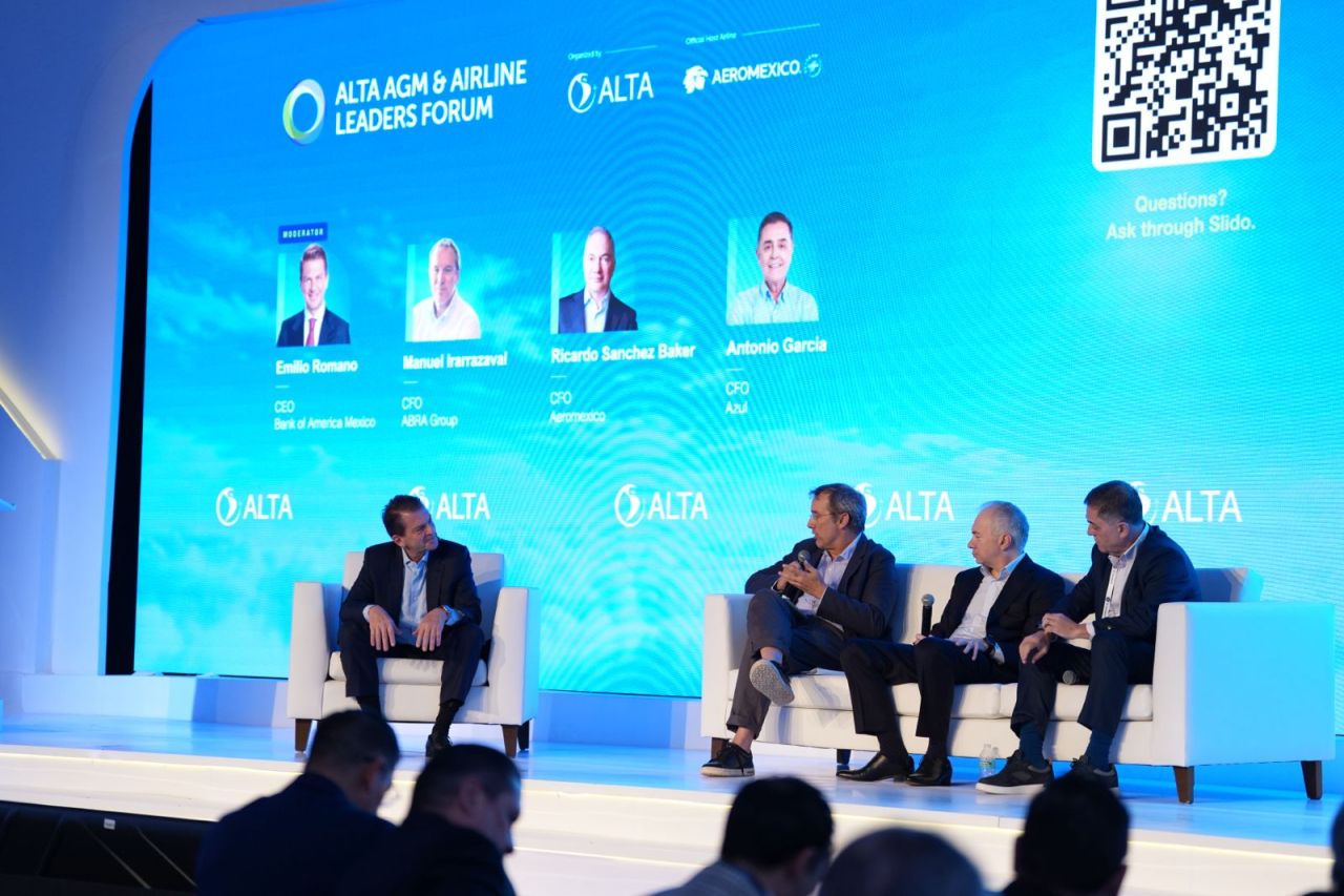 En el ALTA AGM & Airline Leaders Forum 2026, los CFOs Ricardo Sanchez Baker, de Aeroméxico; Manuel Irarrazaval, de ABRA Group; y Antonio Carlos Garcia de Azul Linhas Aéreas Brasileiras, conversaron con Emilio R., CEO de Bank of America México, sobre cómo se toman decisiones cuando la demanda sigue ahí, pero el margen de error es cada vez menor. 
