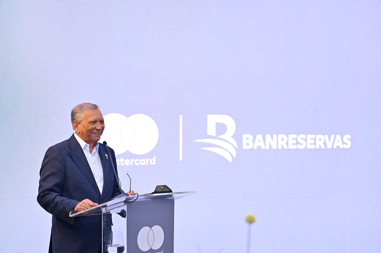 El doctor Leonardo Aguilera, presidente ejecutivo del Banco de Reservas, mientras hablaba en el acto de presentación de la nueva tarjeta Mastercard Comercial Banreservas.