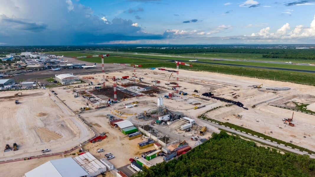 Aerodom afirmó que los trabajos de tratamiento geotécnico ya concluyeron y los equipos de construcción avanzan actualmente en la ejecución de las obras de cimentación y estructura del edificio terminal.