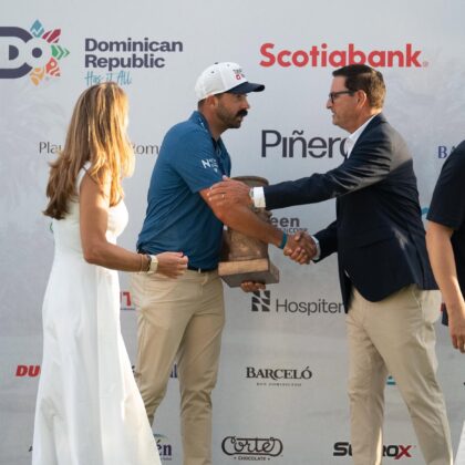 Joey Savoie recibe el trofeo de parte de Jaime Sitjar, CEO de la divisi&oacute;n de Real Estate y Golf de Pi&ntilde;ero. Observa Encarna Pi&ntilde;ero.