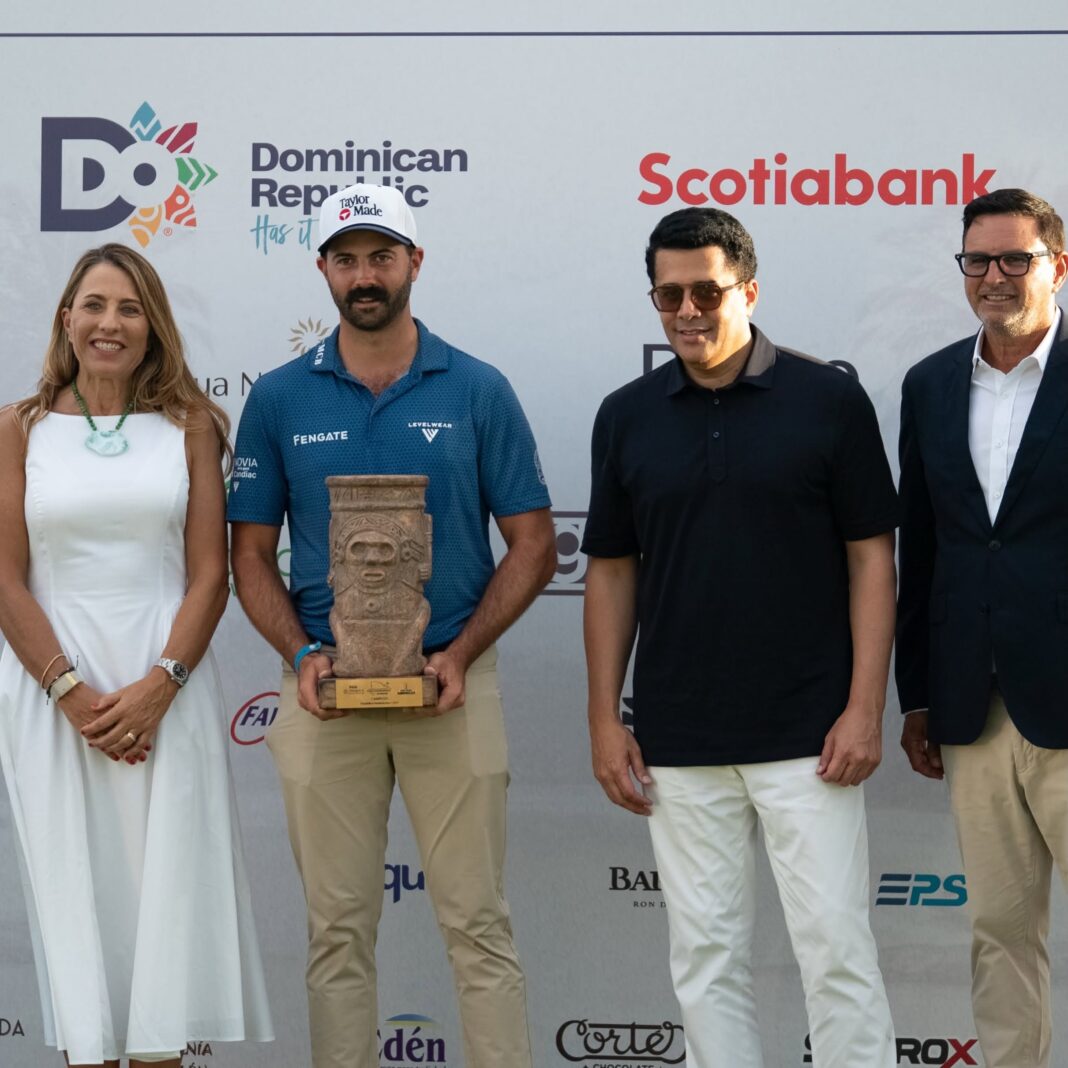 El golfista canadiense Joey Savoie posa con el trofeo tras coronarse campeón del Dominican Republic Tour Championship 2026 del PGA TOUR Américas. Junto a Savoie figuran Encarna Piñero, CEO Global de Piñero, David Collado, ministro de Tursimo y Gonzalo Gil CEO y Country Head de Scotiabank República Dominicana. Foto PGA Ocean 4.