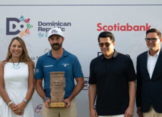 Joey Savoie corona en el PGA America en Playa Nueva Romana, una final que proyecta a República Dominicana en el golf internacional El golfista canadiense Joey Savoie posa con el trofeo tras coronarse campeón del Dominican Republic Tour Championship 2026 del PGA TOUR Américas. Junto a Savoie figuran Encarna Piñero, CEO Global de Piñero, David Collado, ministro de Tursimo y Jaime Sitjar, CEO de la división de Real Estate & Golf de Piñero Foto PGA Ocean 4.