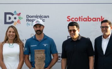 Joey Savoie corona en el PGA America en Playa Nueva Romana, una final que proyecta a República Dominicana en el golf internacional El golfista canadiense Joey Savoie posa con el trofeo tras coronarse campeón del Dominican Republic Tour Championship 2026 del PGA TOUR Américas. Junto a Savoie figuran Encarna Piñero, CEO Global de Piñero, David Collado, ministro de Tursimo y Jaime Sitjar, CEO de la división de Real Estate & Golf de Piñero Foto PGA Ocean 4.
