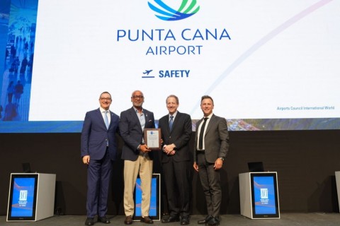 El reconocimiento lo recibió en Lima Alberto Smith, Director de Landside del Aeropuerto de Punta Cana, quien representó al aeropuerto durante la ceremonia.