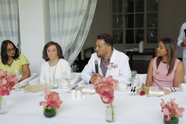 Aneury Pilar dirige su gratitud a los invitados a la actividad
