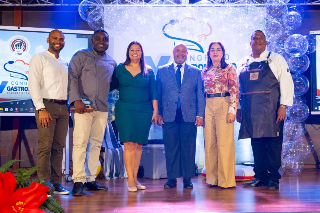 Angel Martinez, coordinador area de Turismo ITSC, Chef Norberto Eusebio, Yuderka Moncion, coordinadora area de Gastronomia, Dr. Matias Reynoso, vicerrector Academico, Wendy Reyes, vicealcaldesa