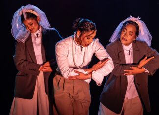 Con “Salomé” abre el Festival Nacional de Teatro: 75 funciones al encuentro del público y una nueva ruta para el turismo cultural dominicano Escena de la obra "Aquí a la sombra, Salomé" del Teatro Rodante que sube a escena nuevamente este viernes en el Teatro Nacional en la apertura de Fenate 2026. Foto: Fuente externa