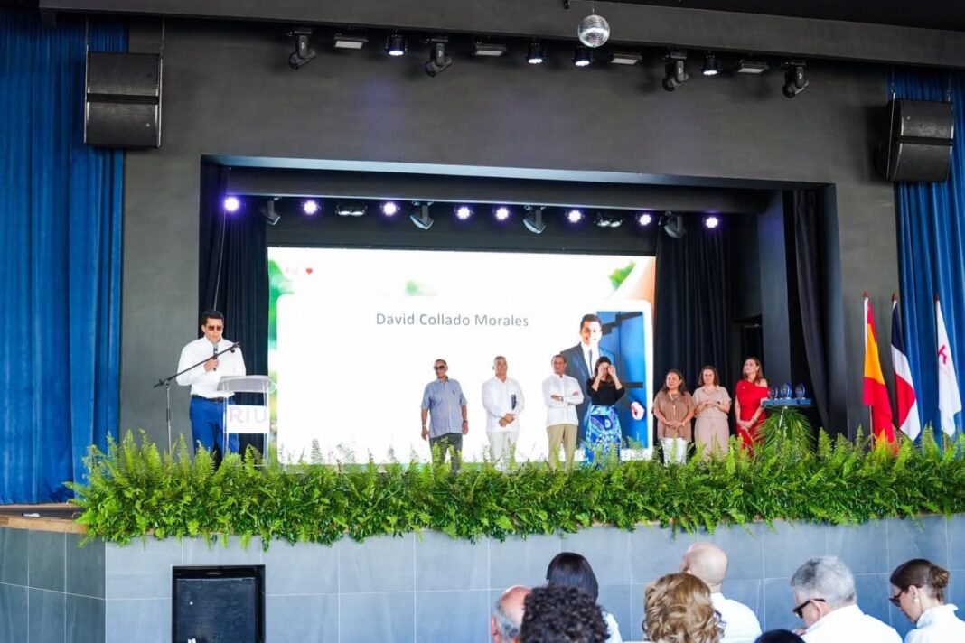 David Collado, ministro de Turismo, habla en el acto del 35 aniversario de la llegada de RIU Hotels y Resort a Republica Dominicana mientras observan los principaples ejecutivos de la cadena hotelera española. Foto Mitur