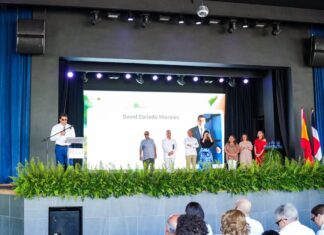 RIU celebra 35 años en República Dominicana y reafirma su apuesta por el turismo sostenible David Collado, ministro de Turismo, habla en el acto del 35 aniversario de la llegada de RIU Hotels y Resort a Republica Dominicana mientras observan los principaples ejecutivos de la cadena hotelera española. Foto Mitur