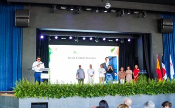 RIU celebra 35 años en República Dominicana y reafirma su apuesta por el turismo sostenible David Collado, ministro de Turismo, habla en el acto del 35 aniversario de la llegada de RIU Hotels y Resort a Republica Dominicana mientras observan los principaples ejecutivos de la cadena hotelera española. Foto Mitur