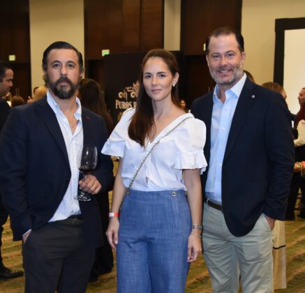Jaime Esteva, Sasha Carlton y Guy Stocker