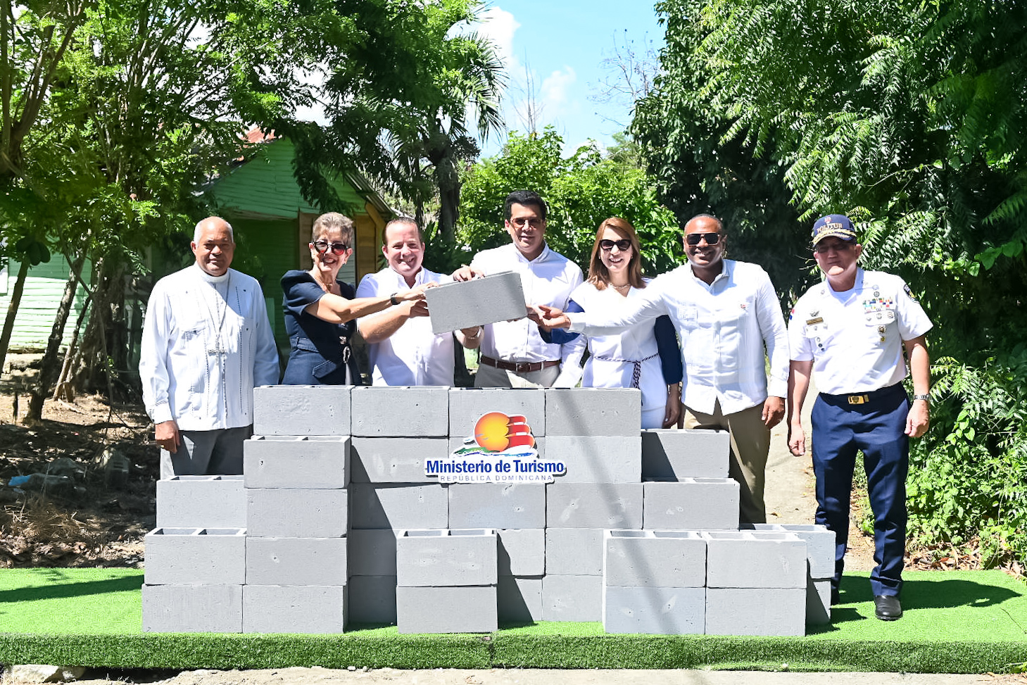 David Collado, junto a autoridades provinciales de Puerto Plata y el alcalde local, en el inicio de la reconstrucción de las calles de Maimón.