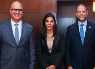 IDAC proyecta nuevos radares de vigilancia aérea en Santiago y Puerto Plata y un sistema de aterrizaje para Punta Cana Desde la izquierda Igor Rodríguez, director general del IDAC, Francesca Rainieri, Chief Financial Officer de Grupo Puntacana, y Daniel Peña, viceministro de Comercio Exterior.