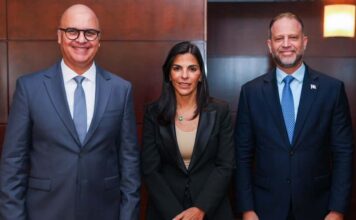 IDAC proyecta nuevos radares de vigilancia aérea en Santiago y Puerto Plata y un sistema de aterrizaje para Punta Cana Desde la izquierda Igor Rodríguez, director general del IDAC, Francesca Rainieri, Chief Financial Officer de Grupo Puntacana, y Daniel Peña, viceministro de Comercio Exterior.