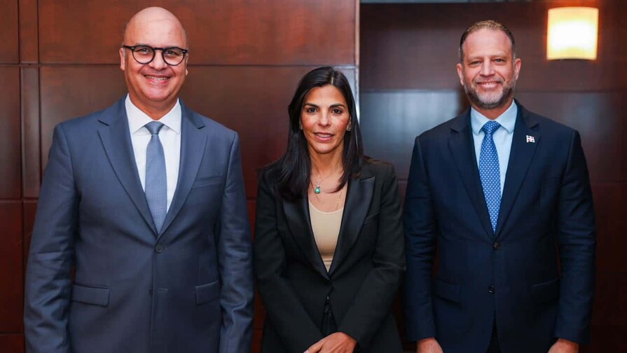 Desde la izquierda Igor Rodríguez, director general del IDAC, Francesca Rainieri, Chief Financial Officer de Grupo Puntacana, y Daniel Peña, viceministro de Comercio Exterior.