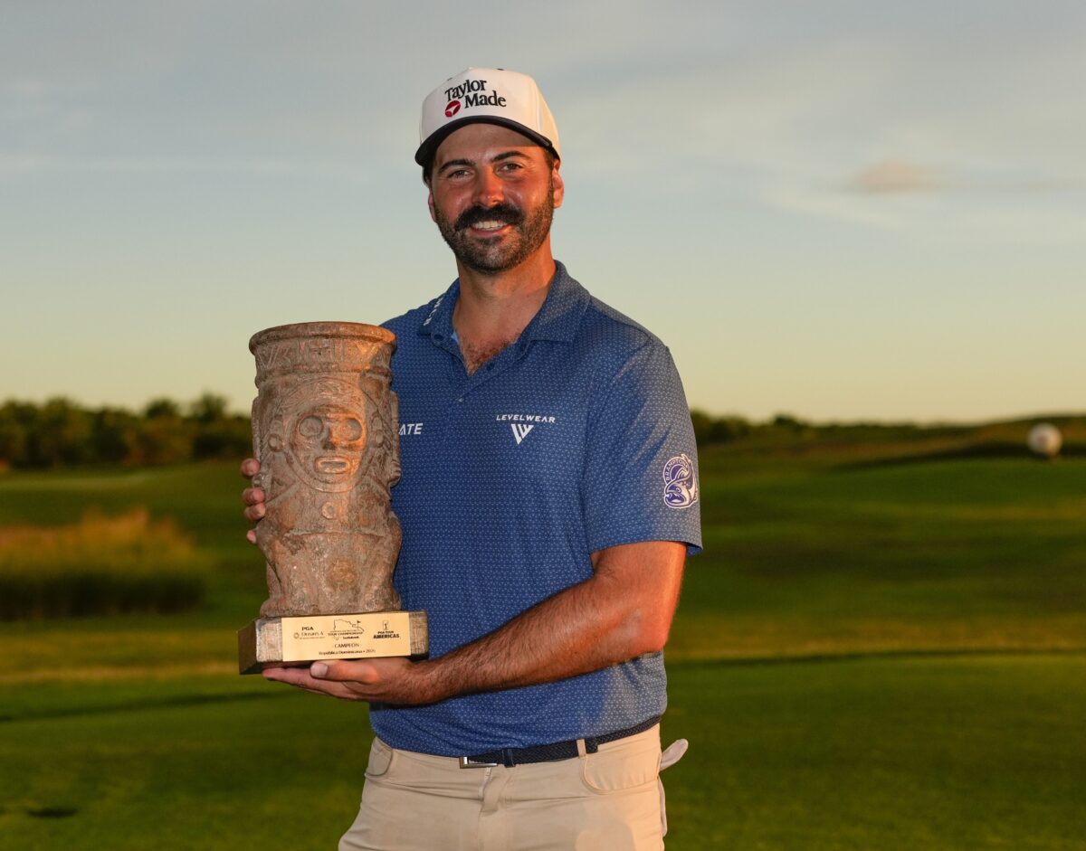 El canadiense Savoie posa con su trofeo al remontar en PGA Ocean’s 4 para ganar el Dominican Republic Tour Championship presented by Scotiabank, mientras Thomas Ponder encabezó a los diez jugadores que avanzaron al Korn Ferry Tour en 2027. Foto PGA Ocean 4