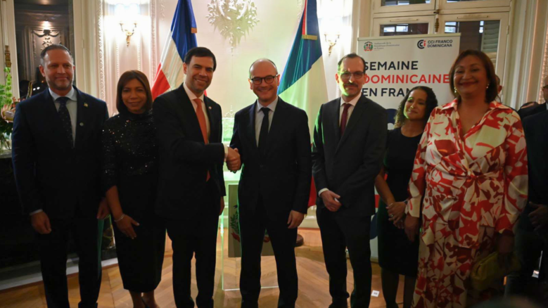 El ministro de Cultura, Roberto Ángel Salcedo, encabezó la misión oficial en la Semana Dominicana en Francia que hoy culmina en París.