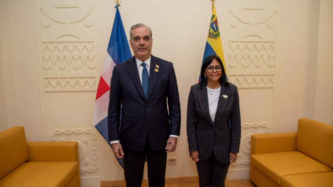 El presidente Luis Abinader y la presidenta interina de Venezuela, Delcy Rodríguez, abordan cooperación energética, relaciones consulares y turismo en reunión bilateral en Roma.