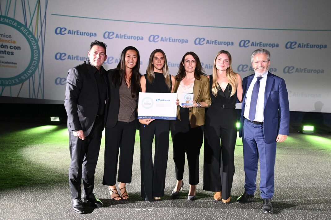 Equipo de Air Europa recibiendo el premio a Air Europa ON
