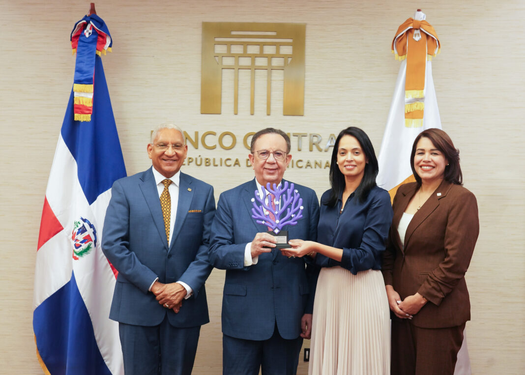 Ervin Novas Bello, Héctor Valdez Albizu, Liselotte Reyes y Lucidania Frías reciben el máximo galardón en su categoría de los Premios “PMIRD Awards 2026”, lo que convierte a la institucion en referente nacional en dirección estratégica y gestión de proyectos. Foto: Banco Central