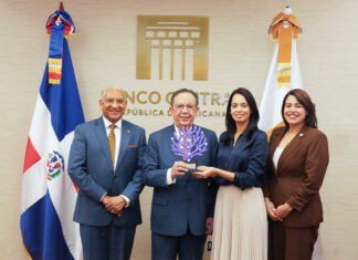 BCRD obtiene el premio “Oficina de Gestión de Proyectos del Año 2026” Ervin Novas Bello, Héctor Valdez Albizu, Liselotte Reyes y Lucidania Frías reciben el máximo galardón en su categoría de los Premios “PMIRD Awards 2026”, lo que convierte a la institucion en referente nacional en dirección estratégica y gestión de proyectos. Foto: Banco Central
