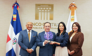 BCRD obtiene el premio “Oficina de Gestión de Proyectos del Año 2026” Ervin Novas Bello, Héctor Valdez Albizu, Liselotte Reyes y Lucidania Frías reciben el máximo galardón en su categoría de los Premios “PMIRD Awards 2026”, lo que convierte a la institucion en referente nacional en dirección estratégica y gestión de proyectos. Foto: Banco Central