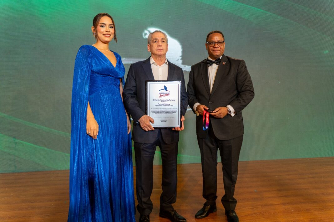 Fernando Hazoury fue distinguido como Empresario Turístico del Año; Pepe Hidalgo y Luis Felipe Aquino recibieron homenajes por sus trayectorias. Las placas elaboradas con sargazo añadieron una dimensión ambiental a la ceremonia.