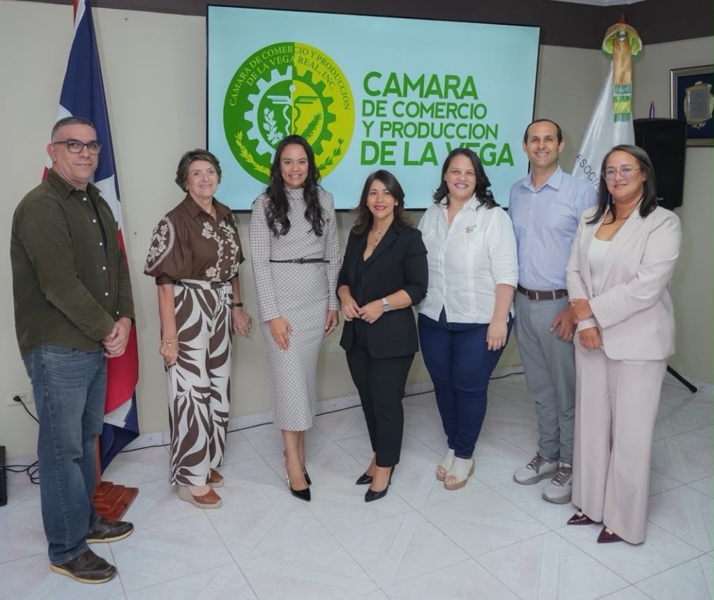 Euclide Duraen Mariea, Felisa Gutieerrez, Luz del Alba Rodrieguez, Luz Dieaz, Vienchy Rodrieguez, Eduardo Goemez y Annery Camilo tras la charla “La responsabilidad penal de las empresas en el nuevo Código Penal”, organizada por el Clúster Ecoturístico de Constanza, Cámara de Comercio y Producción de La Vega, Fundación Collado Gutiérrez, Constanza.