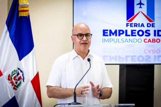 Igor Rodr&iacute;guez Dur&aacute;n, director general del IDAC, durante la apertura de la Feria de Empleos del sector aeron&aacute;utico en UCATEBA, Pedernales.