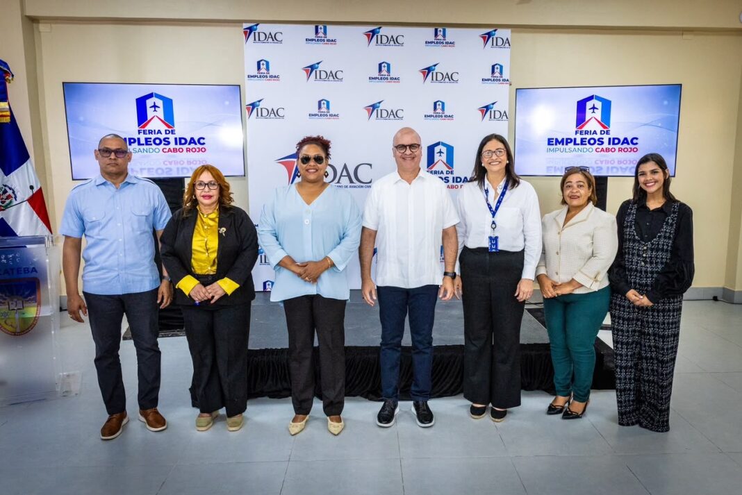 Igor Rodríguez Durán, director general del IDAC, junto a colaboradores de la institución, durante la apertura de la Feria de Empleos del sector aeronáutico en UCATEBA, Pedernales.
