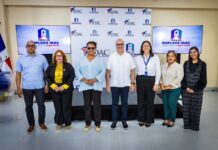 Cientos de jóvenes de la región Enriquillo acuden a la Feria de Empleos del IDAC en Pedernales Igor Rodríguez Durán, director general del IDAC, junto a colaboradores de la institución, durante la apertura de la Feria de Empleos del sector aeronáutico en UCATEBA, Pedernales.