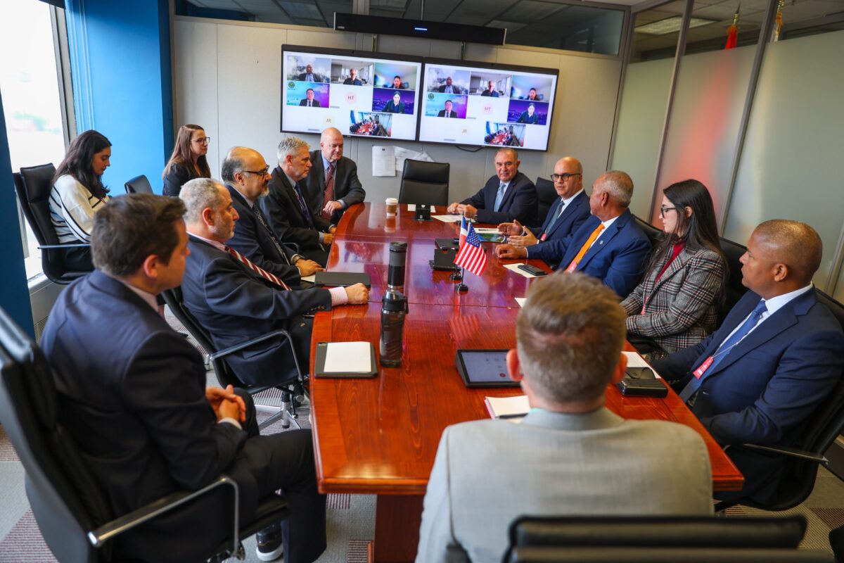 Igor Rodríguez Durán, director general del IDAC, reunido con miembros de la Cámara Americana de Comercio, en una sesión de trabajo.