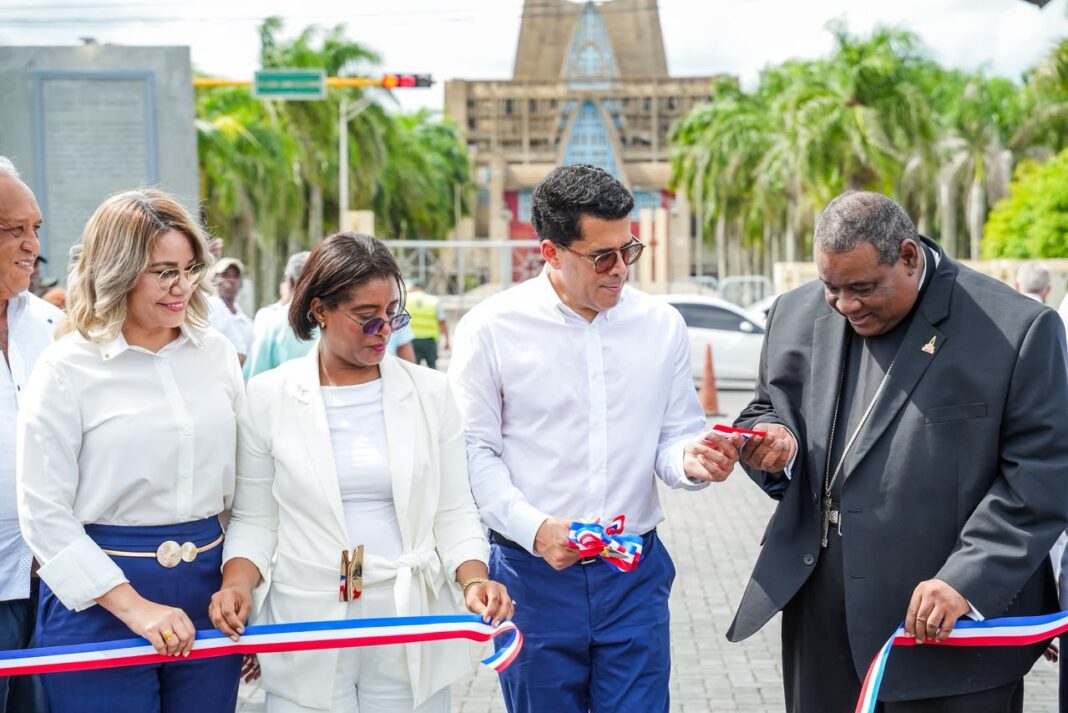 Al dejar inauguradas las obras de infraestructuras de orden y embellecimiento en el entorno de la basílica en Higüey, el ministro de Turismo dijo que las mismas se reflejarán en mayor visita de feligreses al espacio religioso