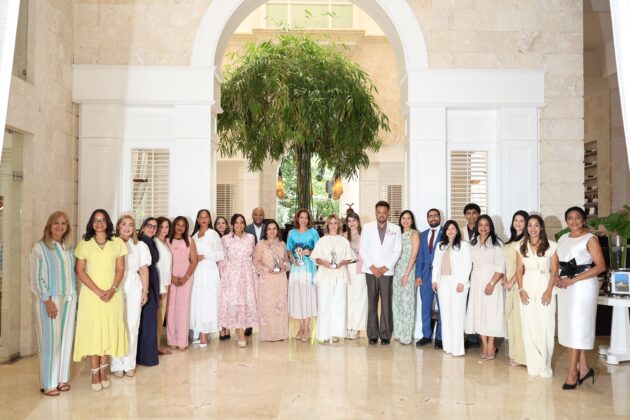 Invitados especiales y participantes del evento junto a sus organizadores y anfitriones