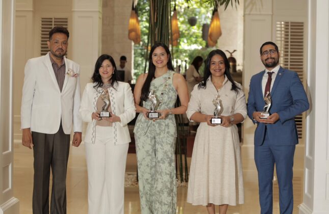 Invitados especiales y participantes del evento junto a sus organizadores y anfitriones