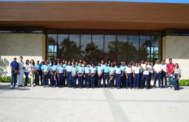 Jóvenes participantes del concurso Montellano Verde en su segunda edición que promueve Punta Bergantín en Puerto Plata.