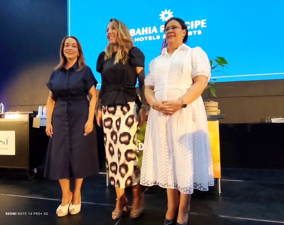 Anguie Lendor, Encarna Piñero y María Margarita Morla Pineda al finalizar la masterclass “Mixología y su evolución en la hotelería” celebrado en el Palacio de Congreso Bahía Príncipe Bávaro.