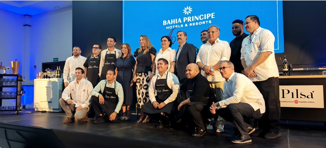 En la imagen los protagonistas detrás de la masterclass “Mixología y su evolución en la hotelería” que abordó temas tales como la Coctelería de autor, mixología molecular y experiencias multisensoriales; las texturas y presentación de bebidas; Café, cacao y ron dominicano: identidad, creatividad y maridajes, entre otros.