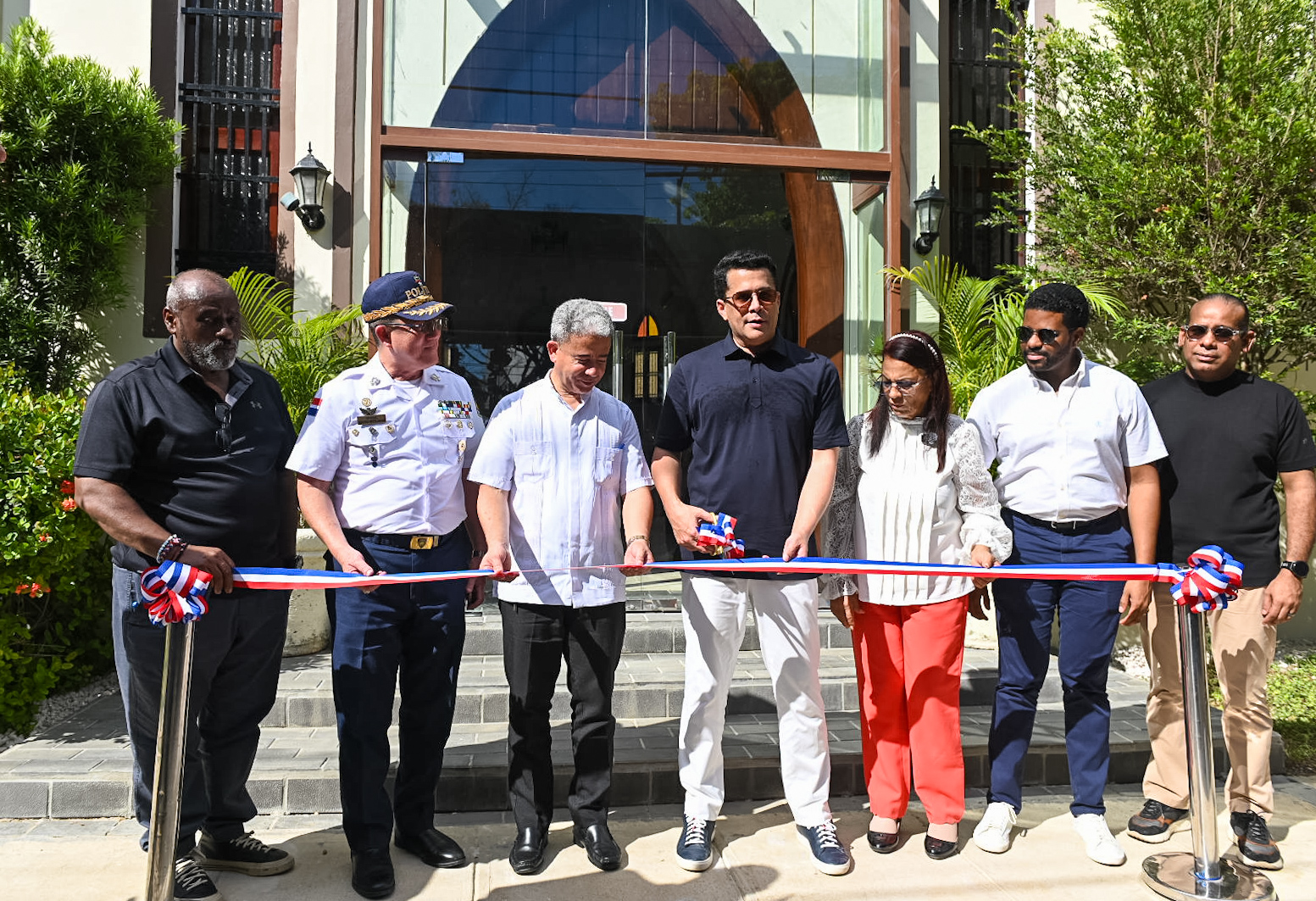 Momento en que el ministro de Turismo y autoridades locales de Boca Chica inauguran el remozamiento de la Parroquia San Rafael Arcángel.