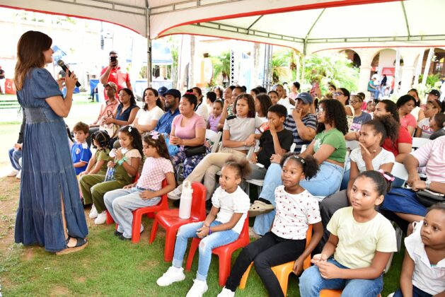 Ni&ntilde;os en charla durante la feria Lonchera Saludable