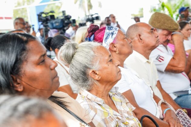 Parte del p&uacute;blico que asisti&oacute; al acto encabezado por el ministro de Turismo, David Collado, en la Bas&iacute;lica Nuestra Se&ntilde;ora de la Altagracia en Hig&uuml;ey.