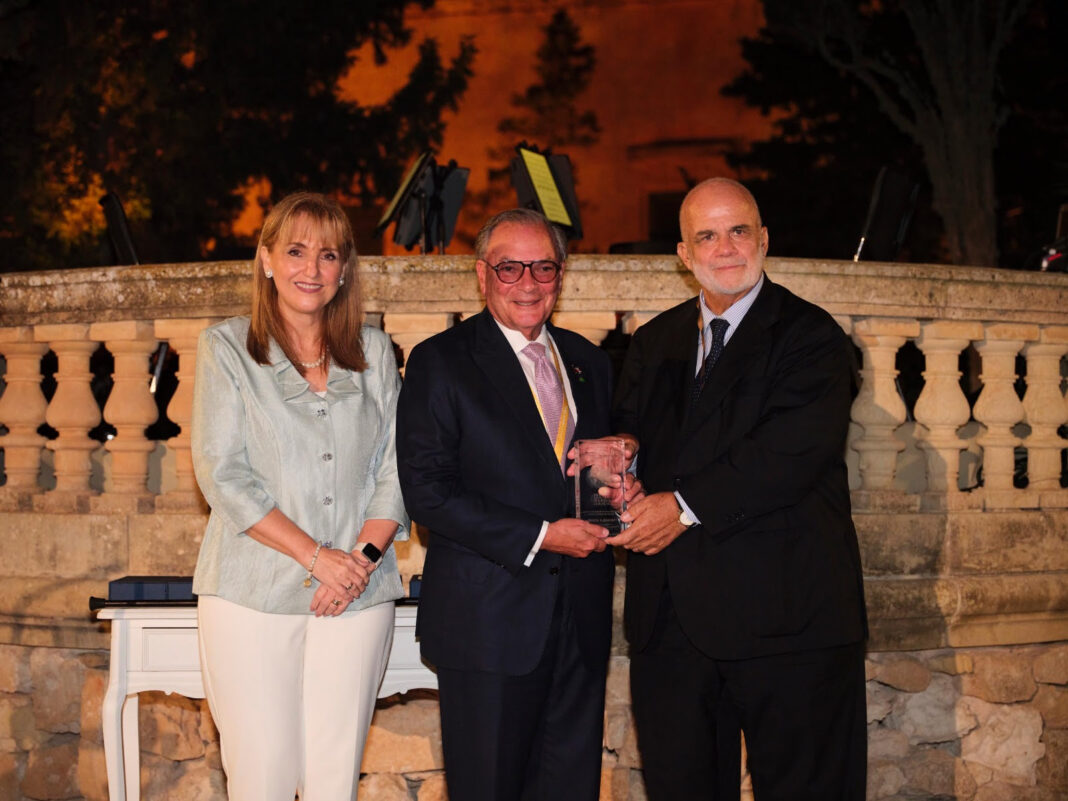 Frank Rainieri recibió el WTTC Icon Award, que reconoce su trayectoria para consolidar el turismo como uno de los pilares de la economía dominicana.