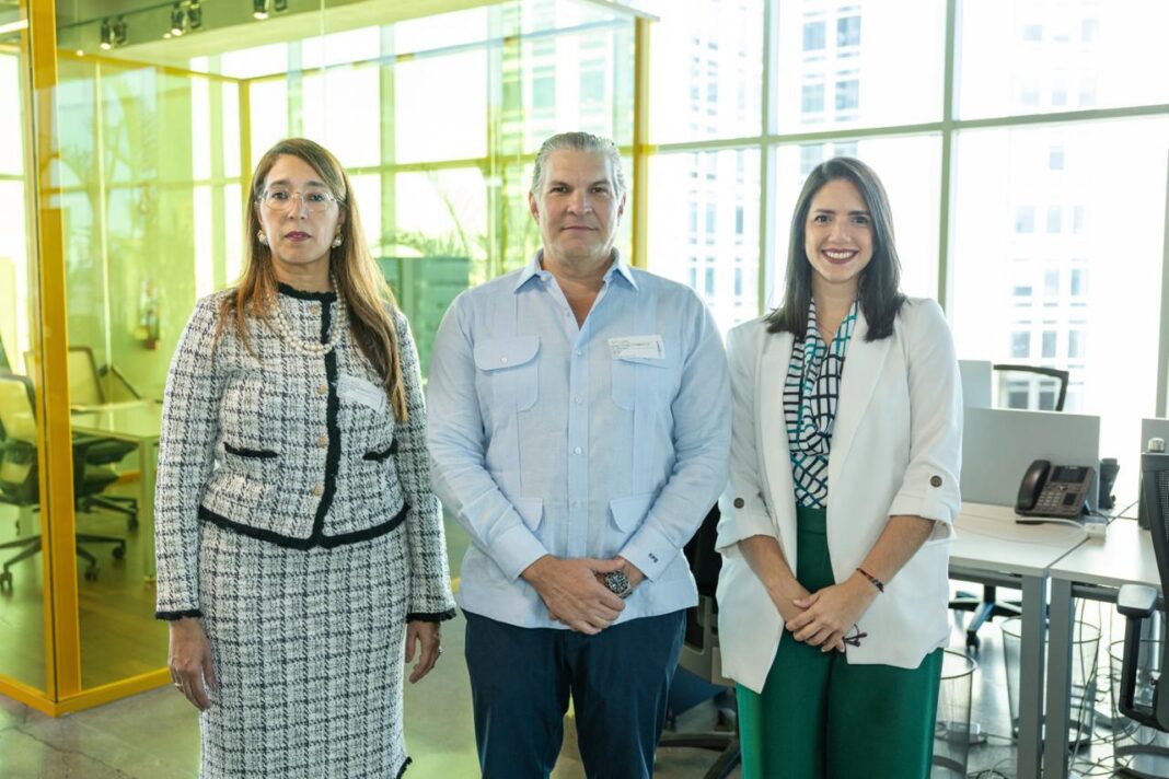Urania Paulino, Ryan Polanco y Nicole Toribio durante la primera edición de BritCham Legal Talks.