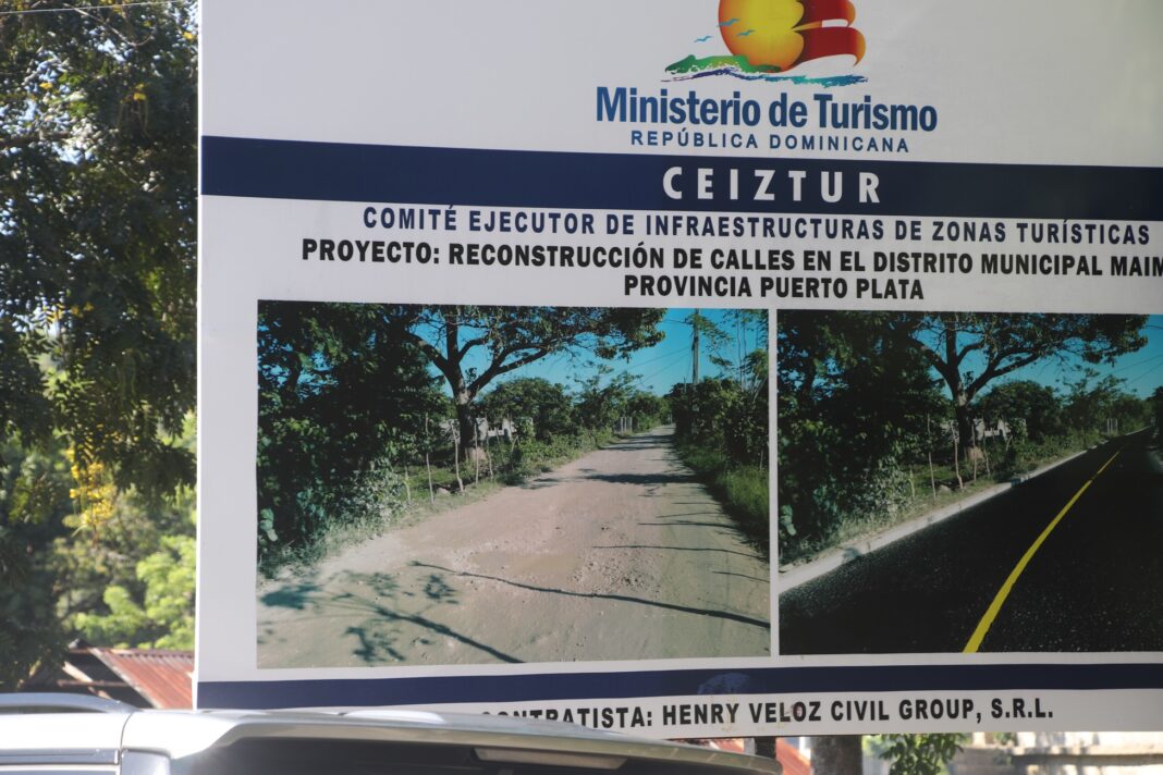 Valla del Ministerio de Turismo con los detalles del proyecto de reconstrucción de calles en Maimón, Puerto Plata